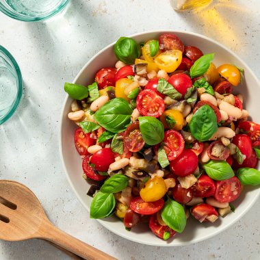 große Portion des Bruschetta Salat der perfekt als Salat zum Grillen passt oder ein leckere, leichtes Hauptgericht ist