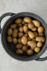 gekochte Drillings Kartoffeln in einem Topf