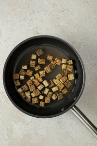 angebratene Tofu-Würfel in einer beschichteten Pfanne