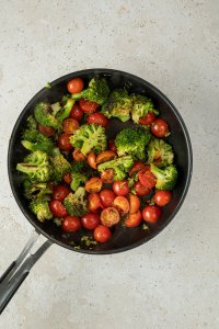 gedämpfter Brokkoli und angebratene Tomaten in einer Pfanne