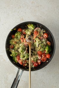 cremige Frischkäse-Pesto-Soße mit Brokkoli und Tomaten
