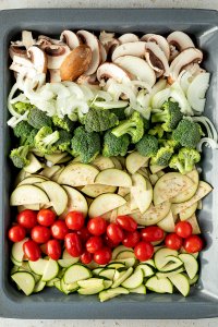 Champignons, Zwiebeln, Brokkoli-Röschen, Aubergine, Tomaten und Zucchini