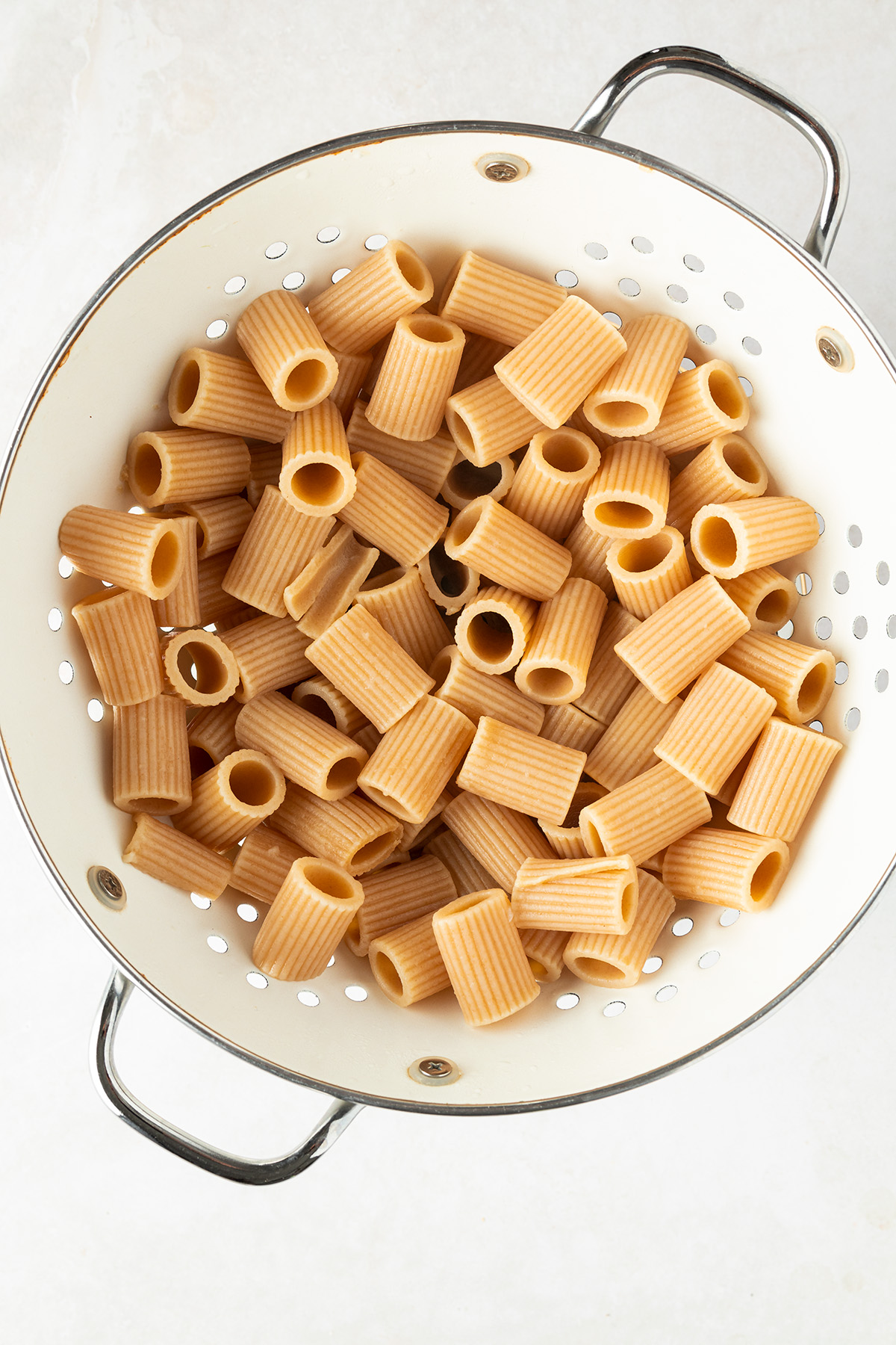 gekochte Vollkorn Rigatoni in einem Seiher