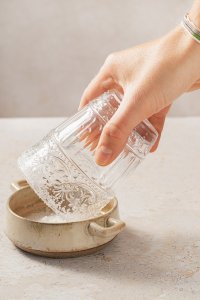 Rand des Glases wird in einer Schüssel mit Salz gedreht