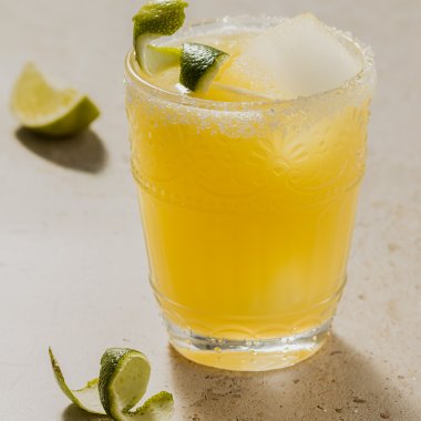 Das Bild zeigt den Skinny Margarita Cocktail, einen kalorienarmen Cocktail mit Tequila, Orangen- und Limettensaft, serviert mit einer Limettenschale