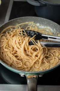 Spaghetti Carbonara in der Pfanne