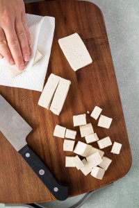 Tofu auspressen und würfeln