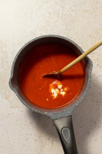 Frischkäse wird in die Tomatensuppe eingerührt
