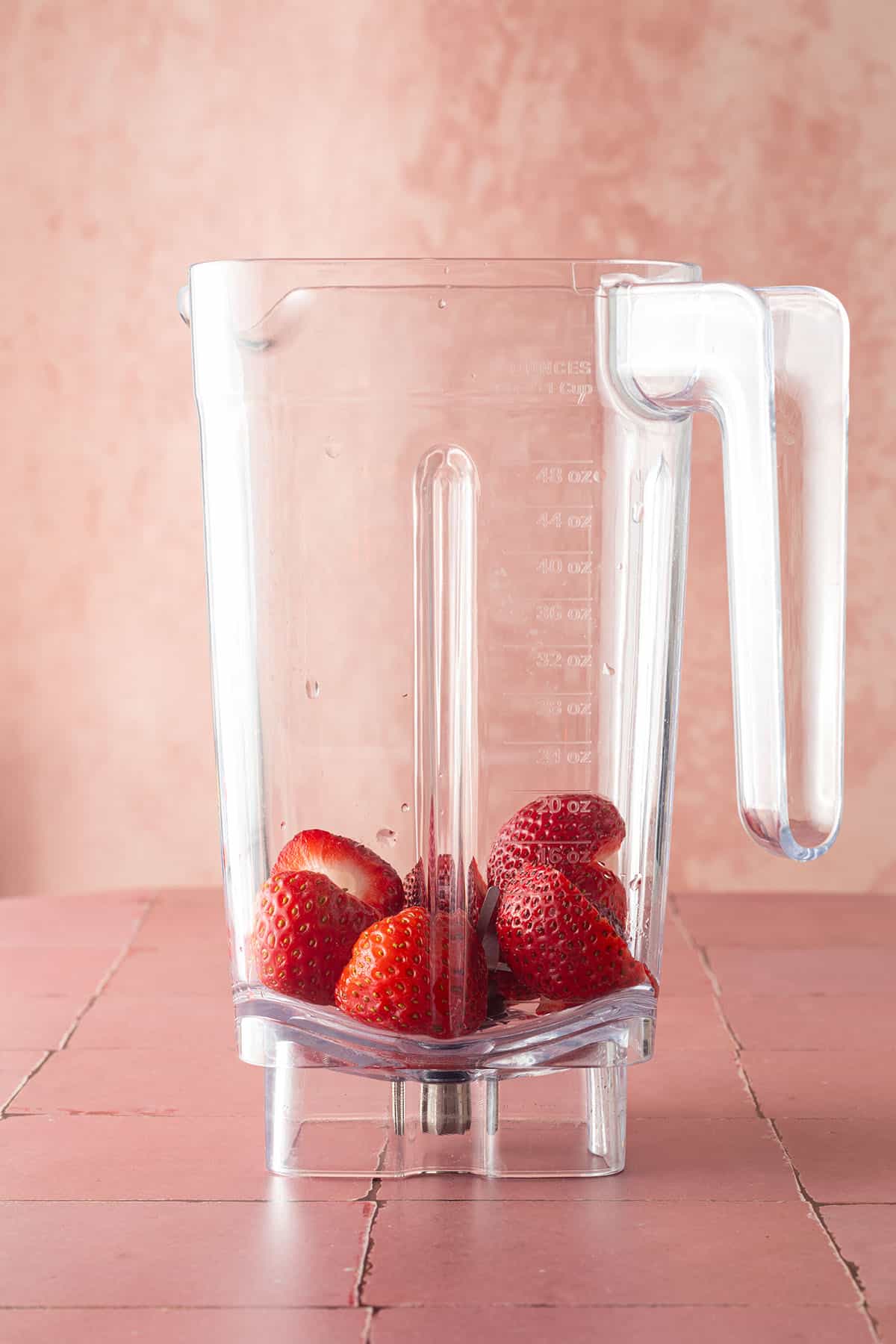 Erdbeeren in einem Mixerkrug.
