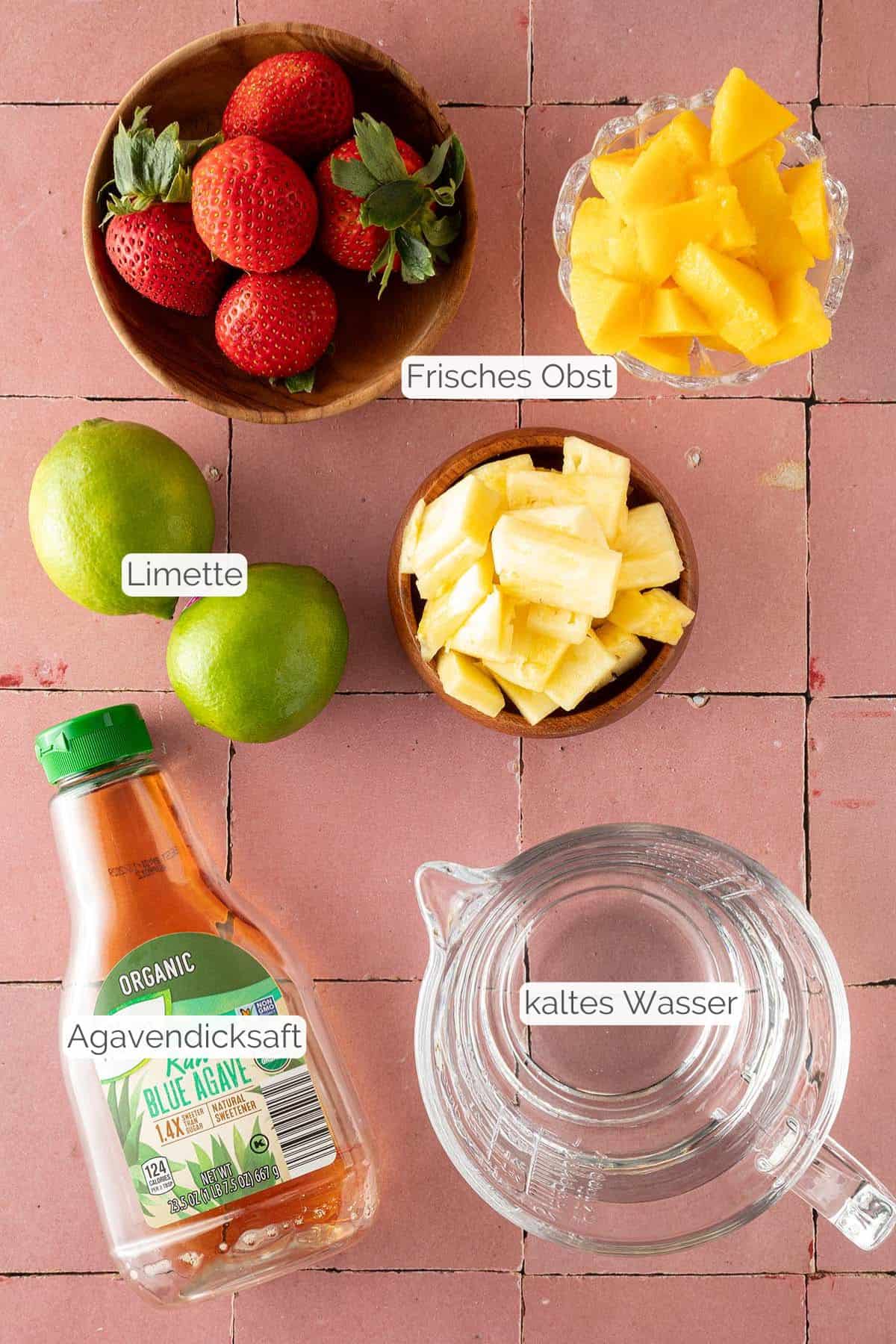 Alle Zutaten mit jeweiligen Textbeschriftungen, die für selbstgemachte Agua Fresca benötigt werden.
