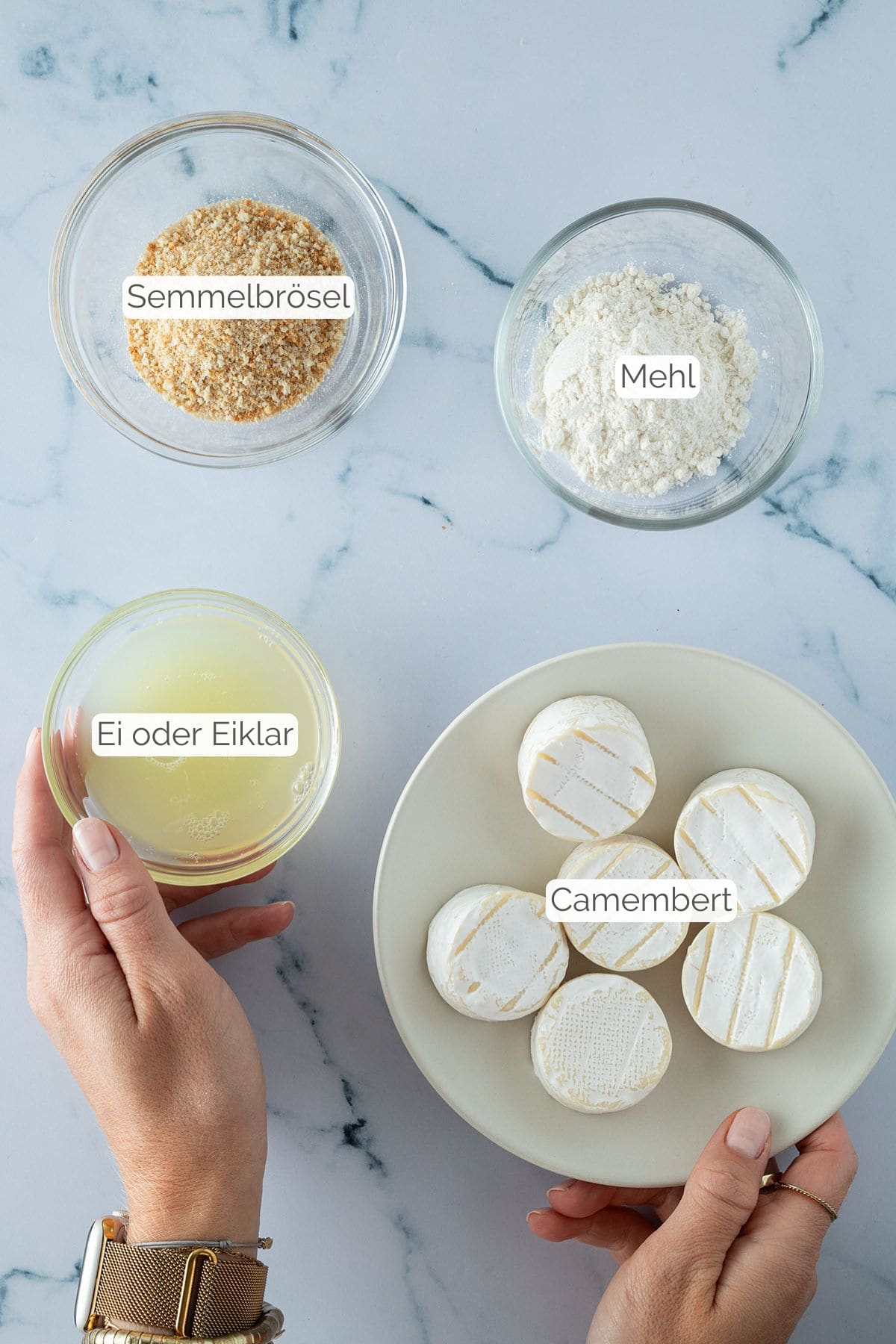 Alle Zutaten mit Textbeschriftungen, die für gebackenen Camembert aus dem Airfryer benötigt werden.