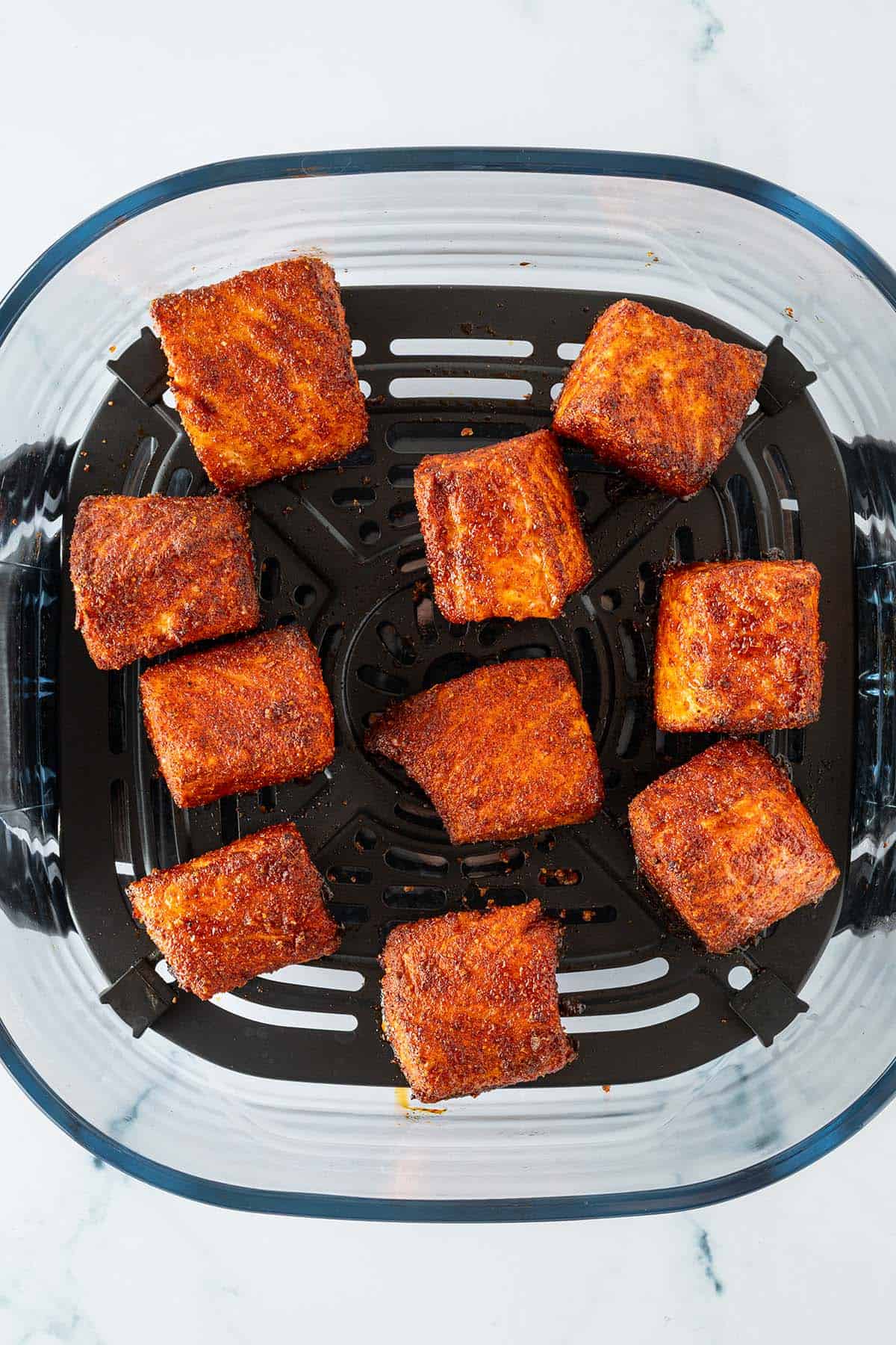 Fertig gegarter Lachs im Airfryer Korb.