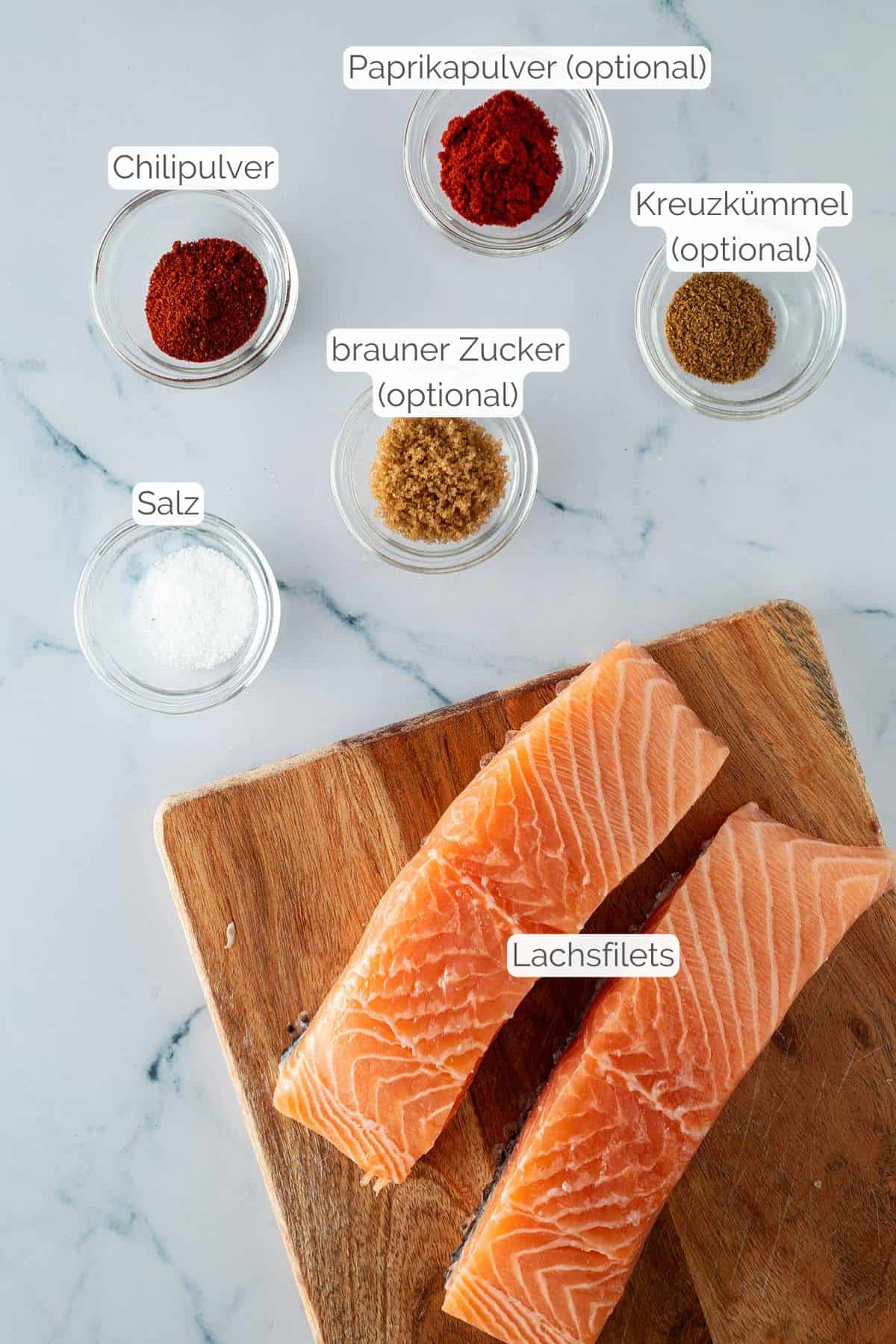 Alle Zutaten mit jeweiligen Textbeschriftungen, die f&uuml;r Lachs im Airfryer ben&ouml;tigt werden.