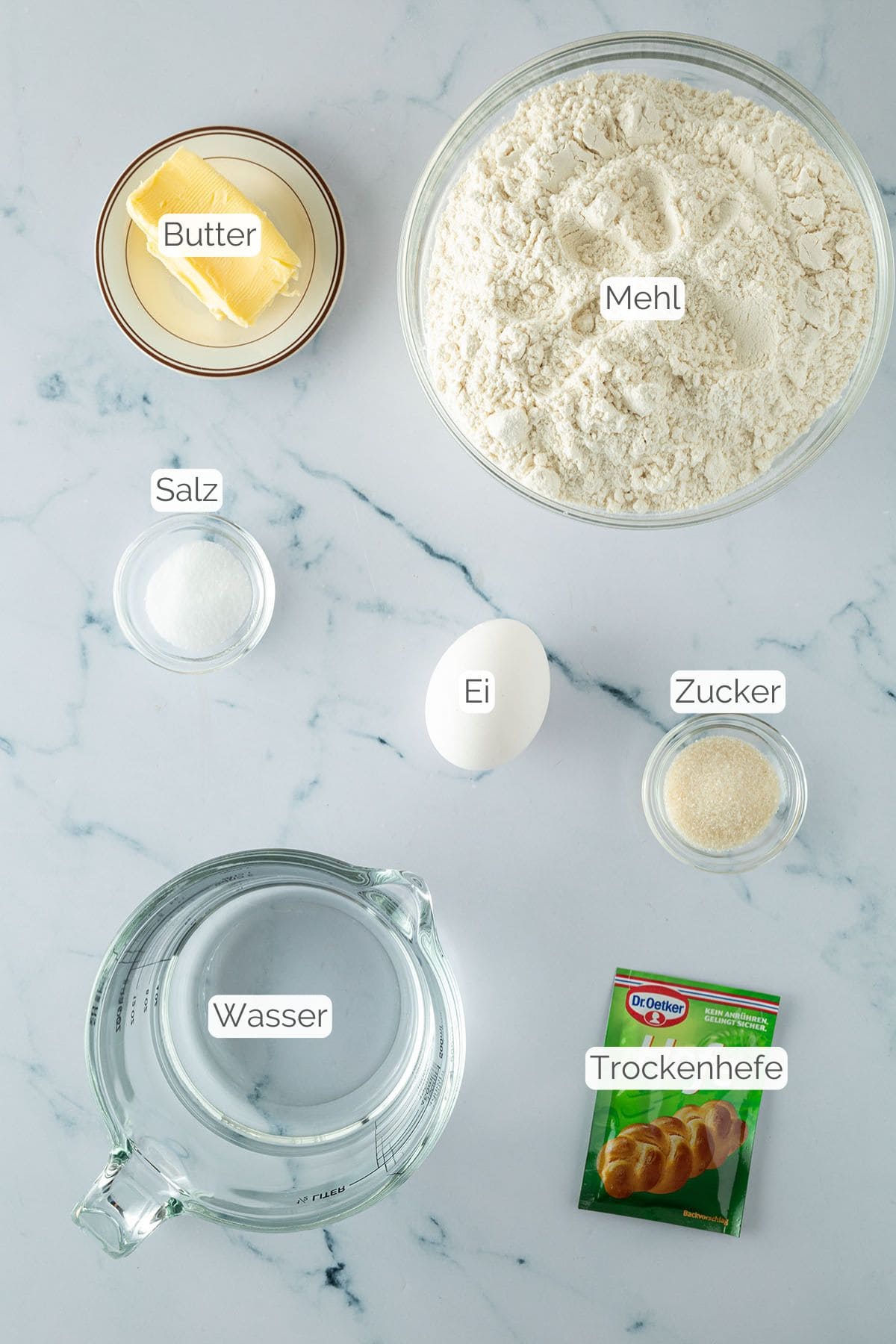 Alle Zutaten mit jeweiligen Textbeschriftungen, die für das Banh Mi Baguette Rezept benötigt werden.