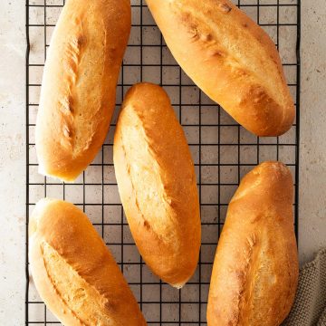 Fünf Banh Mi Baguettes auf einem Abkühlgitter.