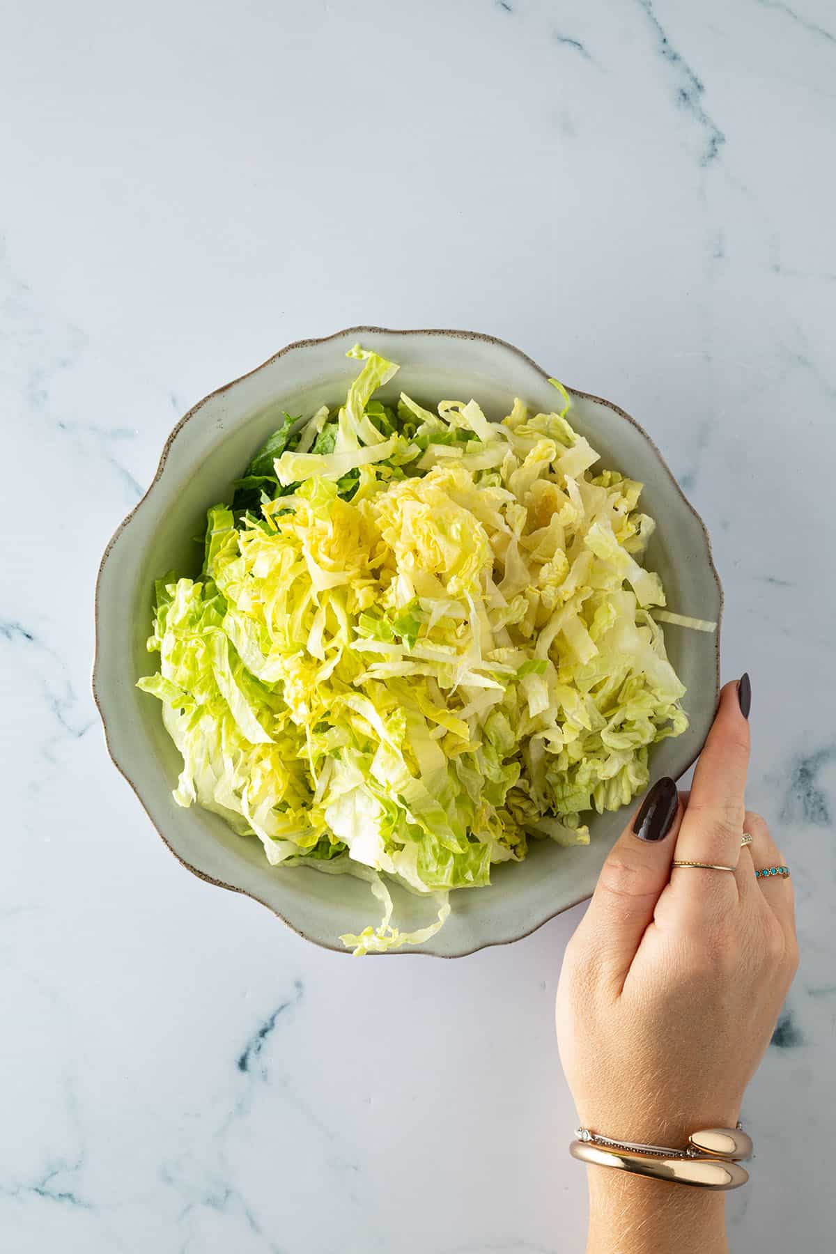 Fein geschnittener Romana-Salat in einer Schüssel für die Burger Bowl.