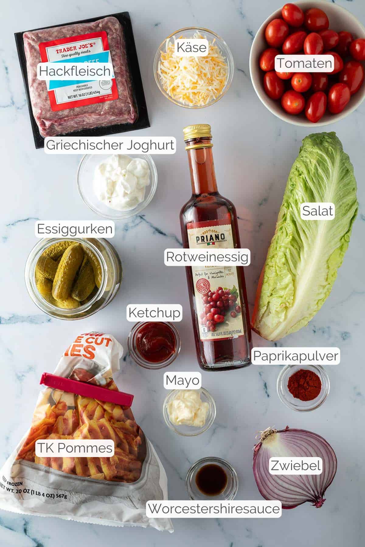 Alle Zutaten mit jeweiligen Textbeschriftungen, die für die Big Mac Burger Bowl benötigt werden.