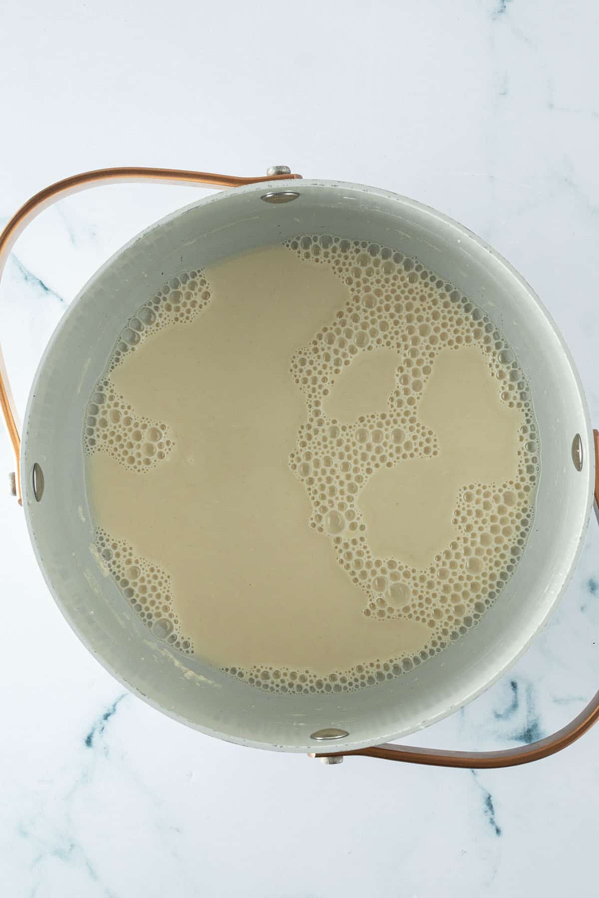 Mehl, Milch und Wasser f&uuml;r den Tangzhong in einem Topf verr&uuml;hrt.