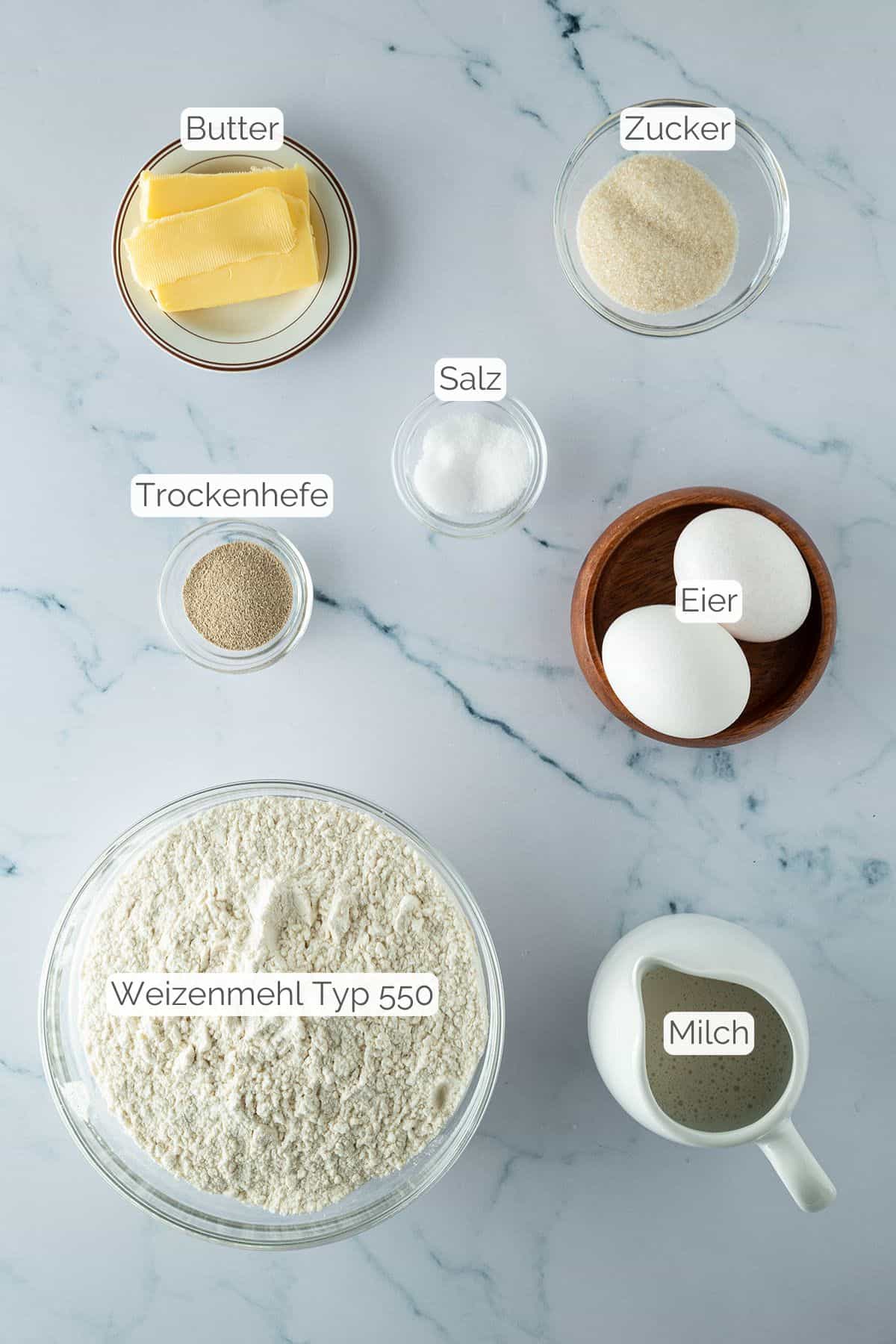 Alle Zutaten mit jeweiligen Textbeschriftungen, die f&uuml;r Brioche Burger Buns ben&ouml;tigt werden.