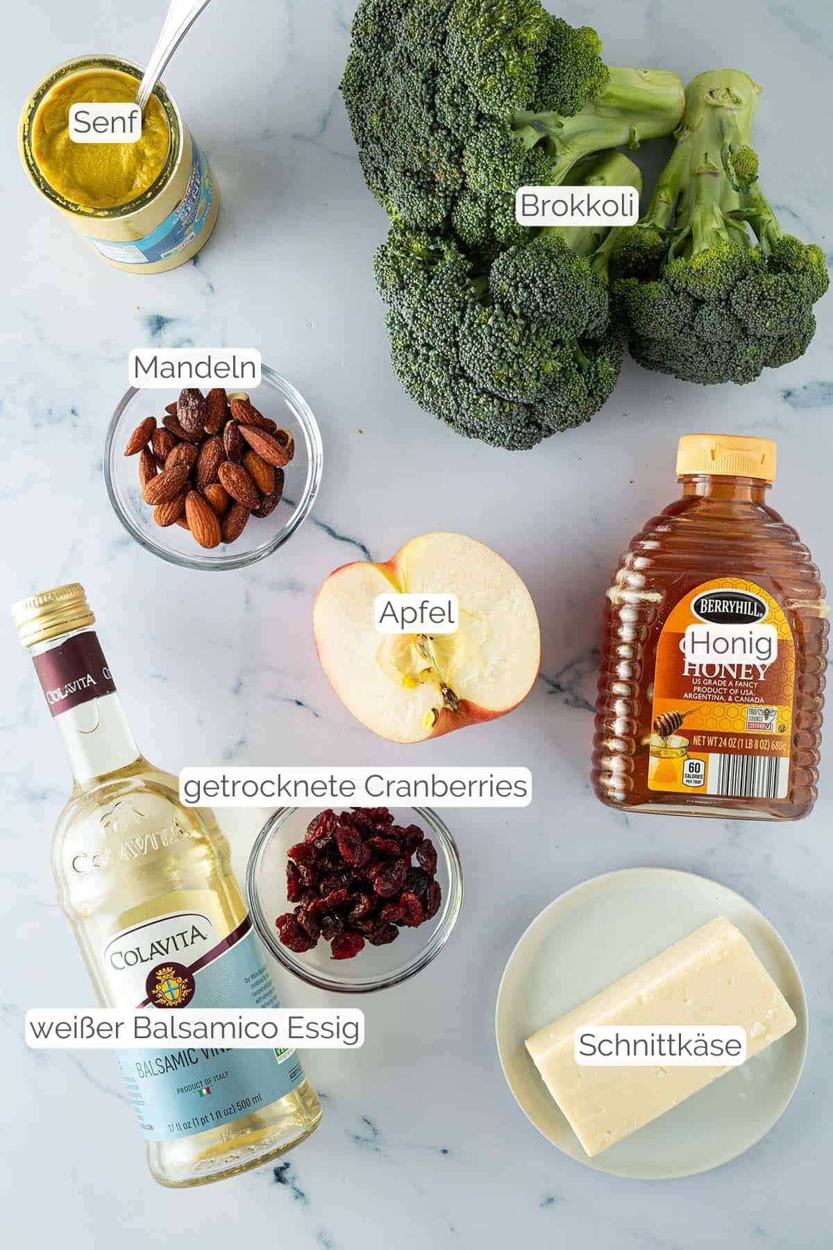 Alle Zutaten mit jeweiligen Textbeschriftungen, die f&uuml;r den Brokkoli Salat mit Apfel ben&ouml;tigt werden.