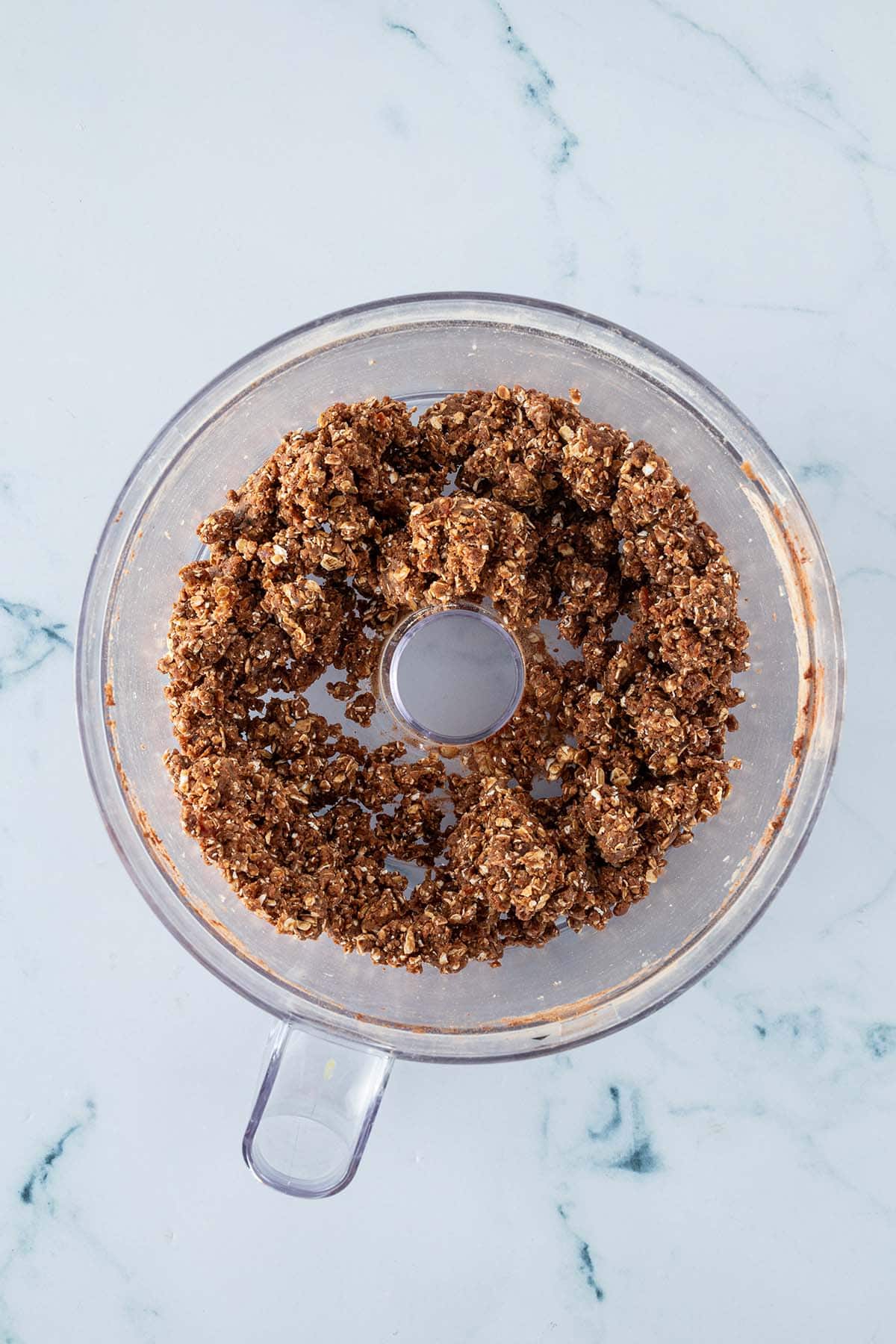 Zutaten für die Brownie Balls wurden im Food Processor zu einer leicht stückigen, leicht klebrigen Masse zerkleinert.
