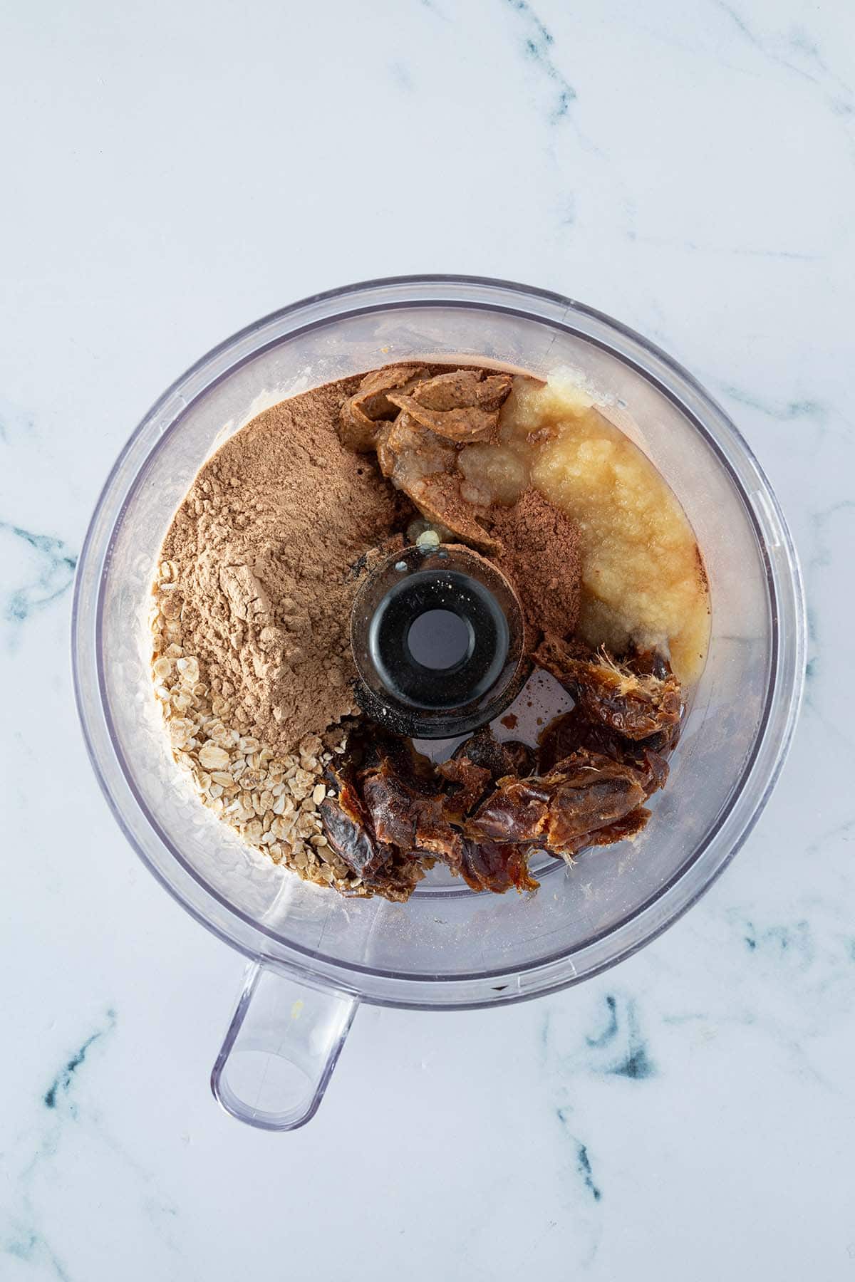 Alle Zutaten für die Brownie Balls in einem Food Processor.