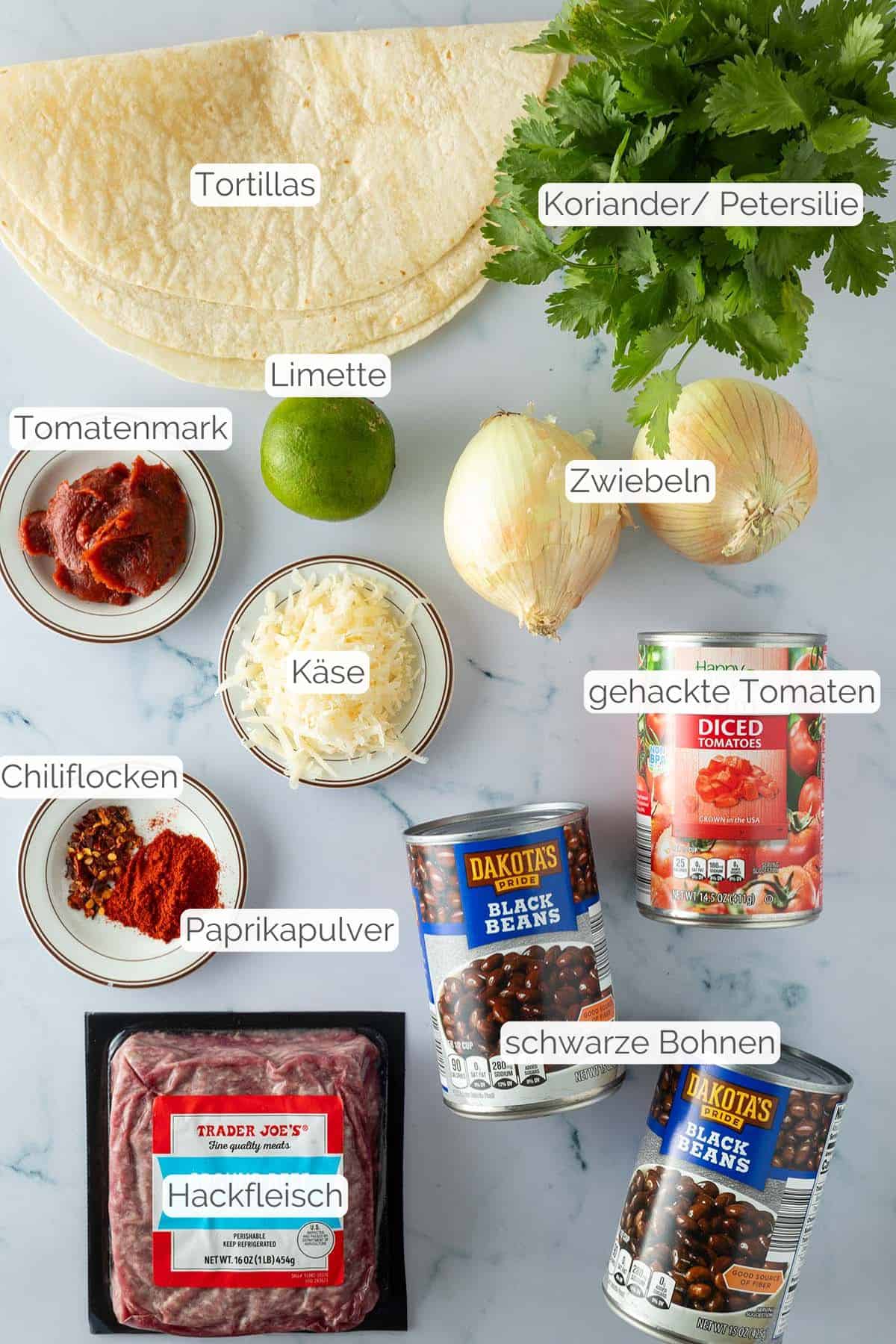 Alle Zutaten mit jeweiligen Textbeschriftungen, die für den Hackfleisch Burrito benötigt werden.