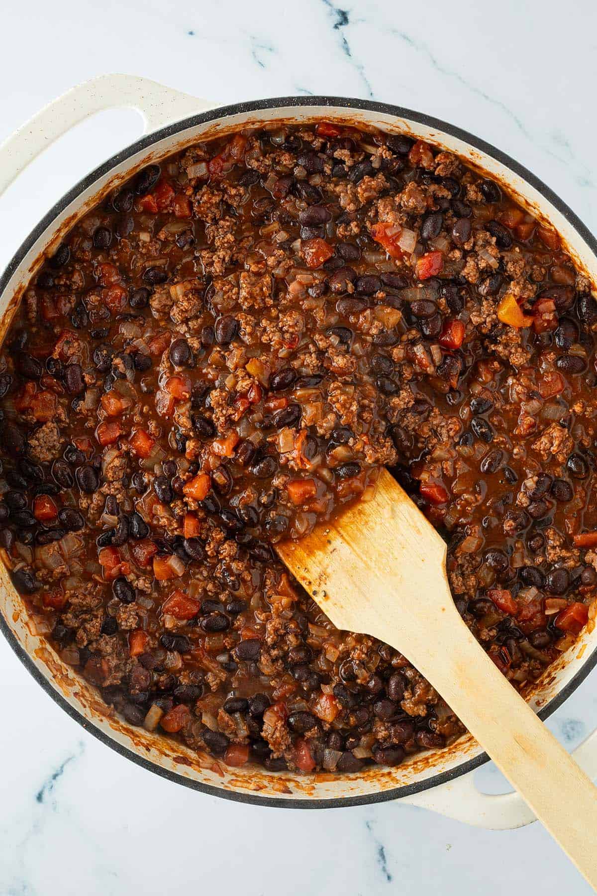 Fertige Hackfleisch-Bohnen-Pfanne für die Burrito Füllung in einer großen Pfanne.