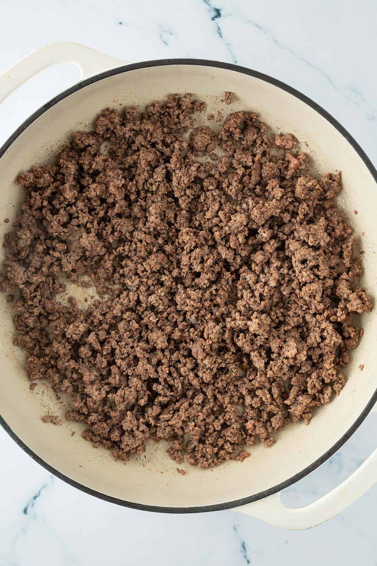 Krümelig gebratenes Hackfleisch in einer großen Pfanne.