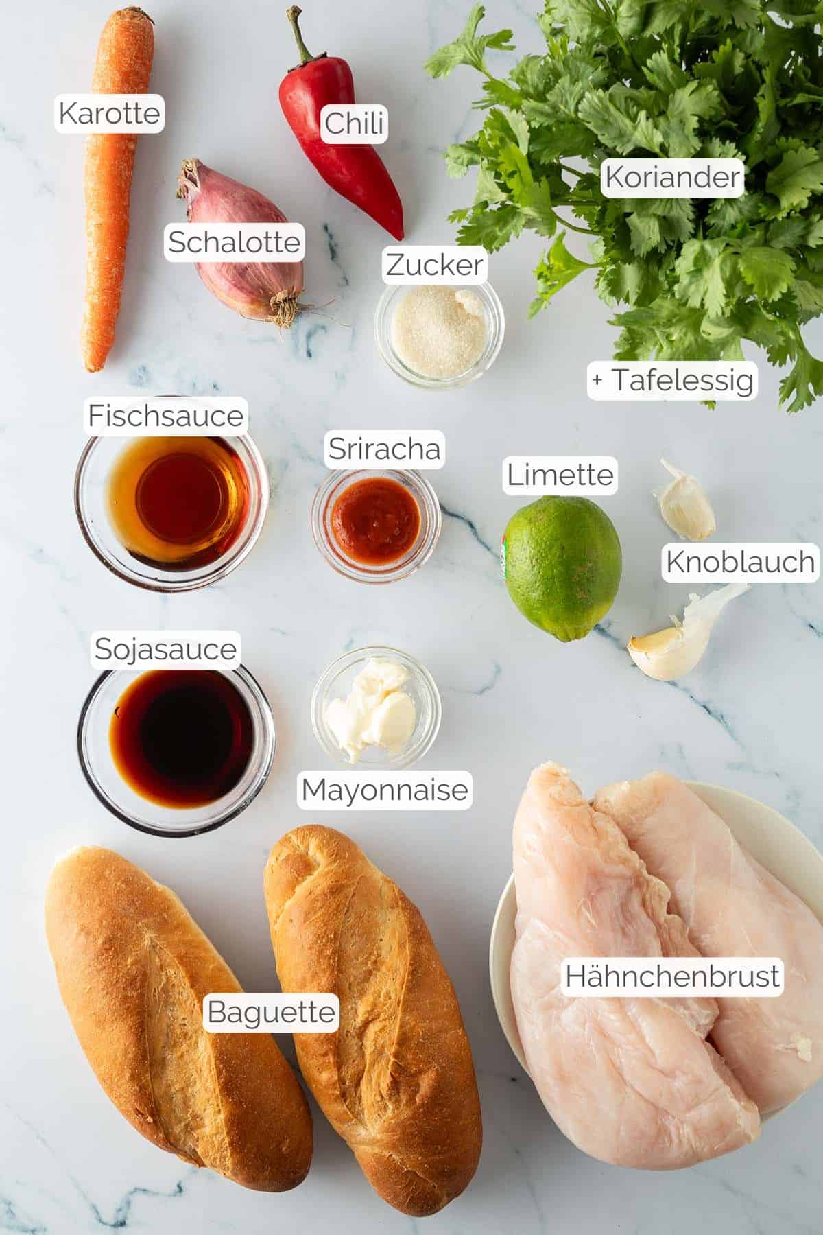 Alle Zutaten mit jeweiligen Textbeschriftungen, die für das Chicken Banh Mi Rezept benötigt werden.