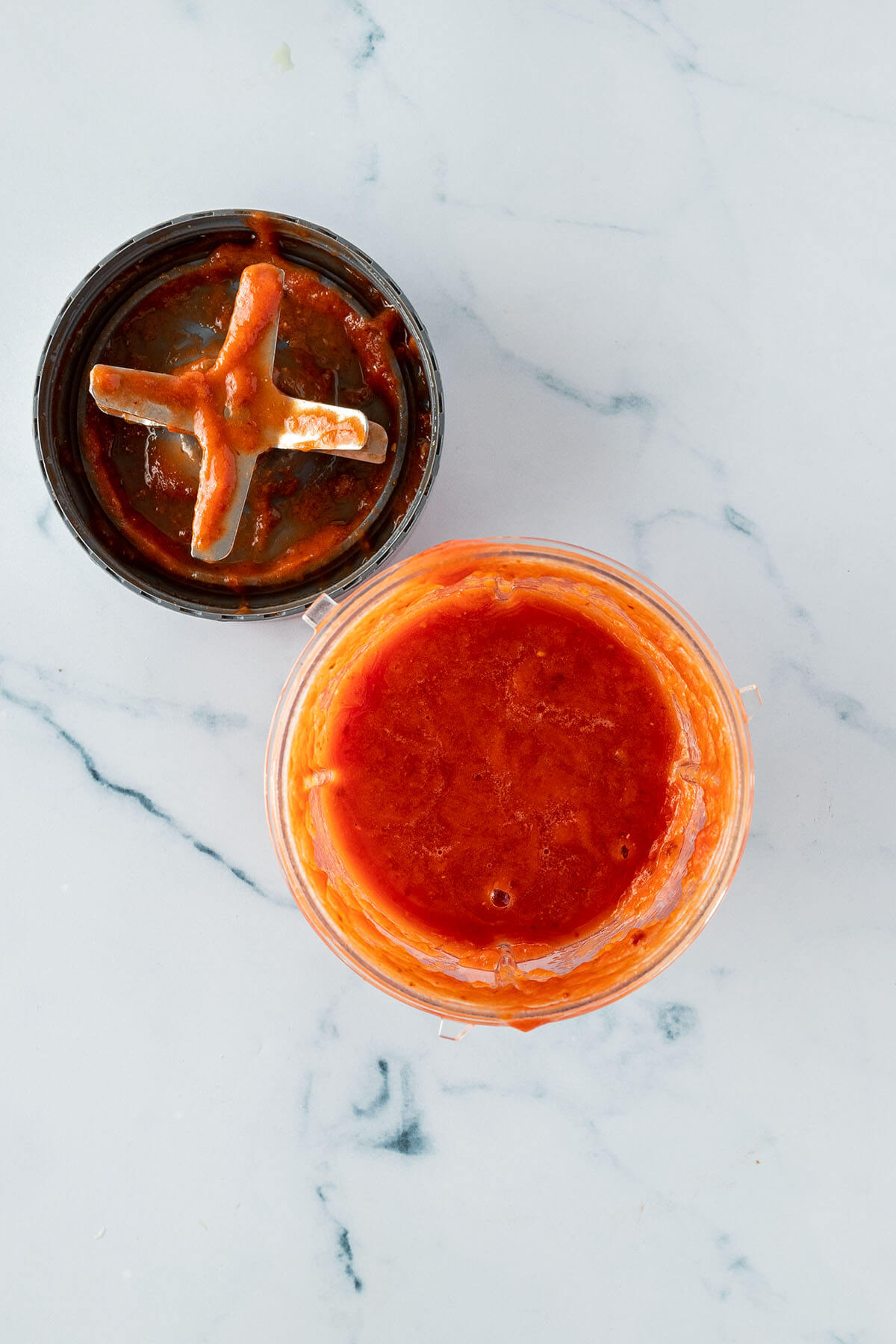 Vogelperspektive auf einen Smoothiemixer mit einer Tomatensauce darin.