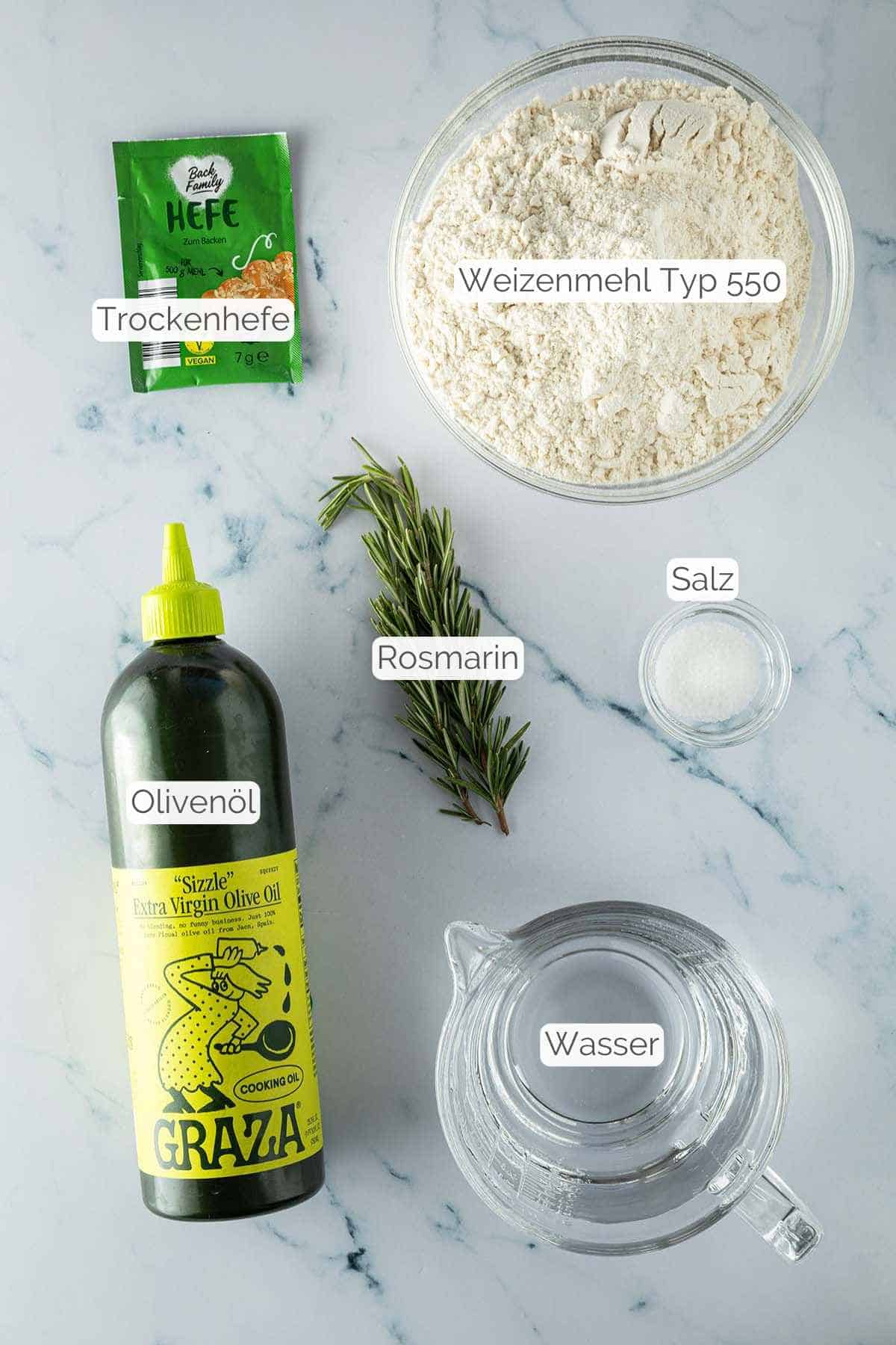 Alle Zutaten mit jeweiligen Textbeschriftungen, die für selbstgemochtes Focaccia benötigt werden.