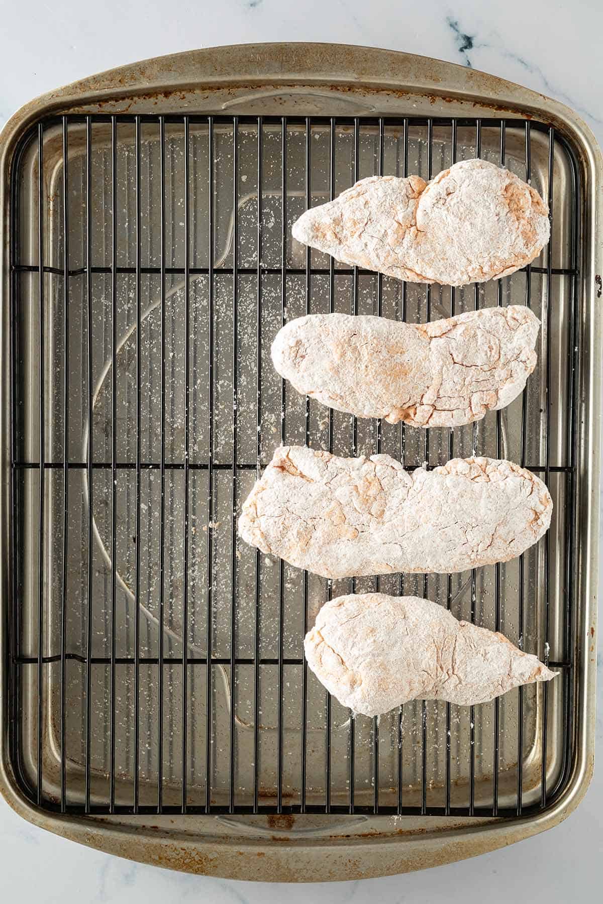 Panierte Hähnchenstücke auf einem Gitter.