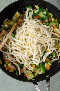 Udon Nudeln zur Gemüse Tofu Pfanne dazu geben
