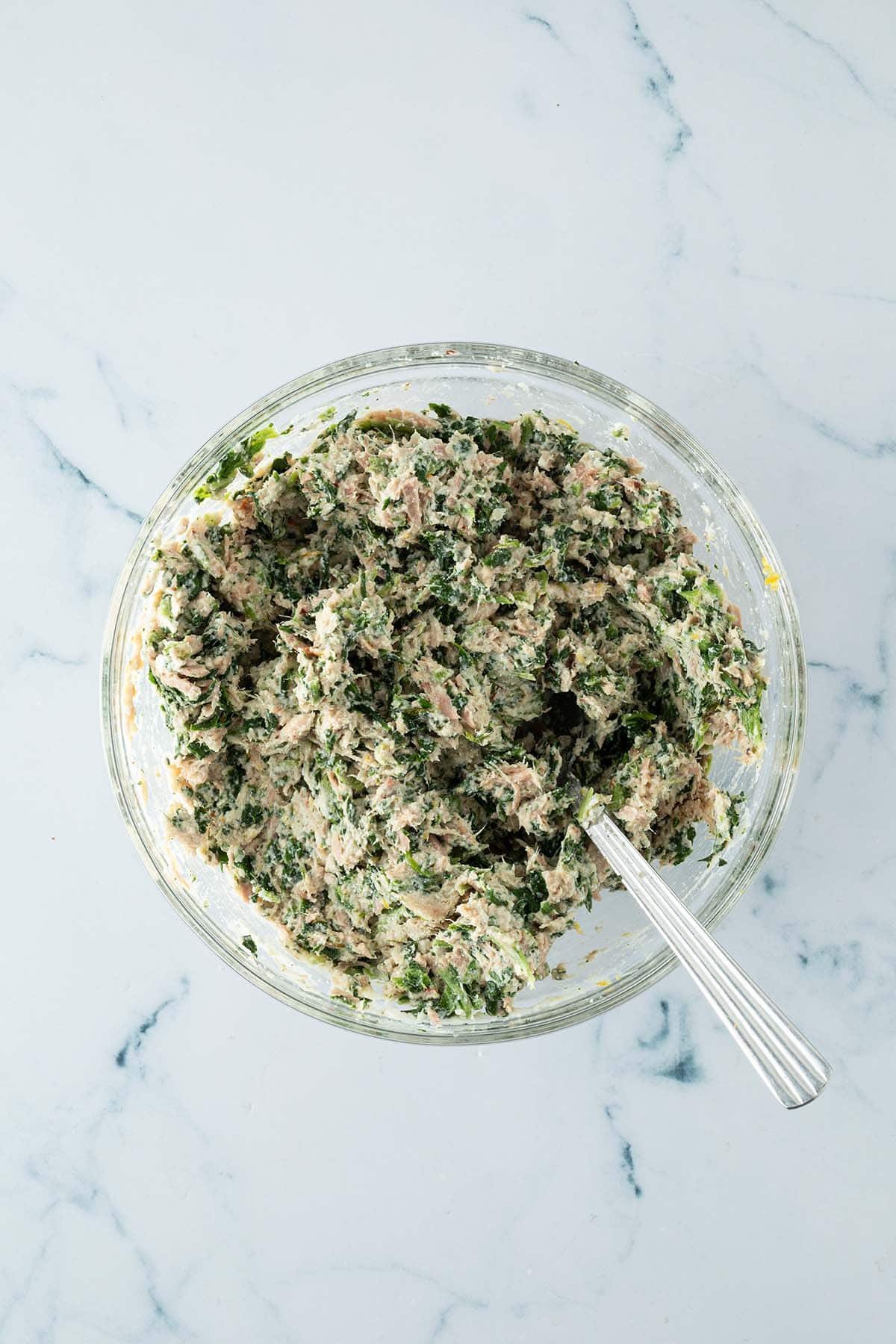 Thunfisch-, Ricotta- und Spinat-Füllung für die gefüllten Muschelnudeln in einer Glasschüssel.
