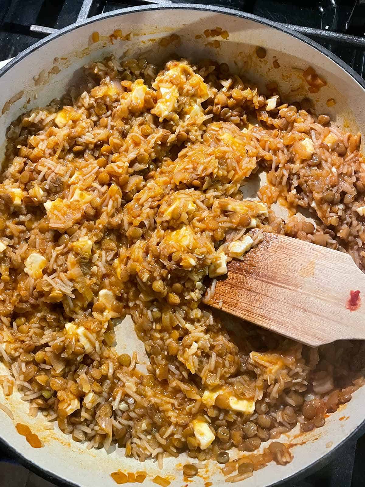 Vegetarische Füllung aus Reis, Linsen und Tomatensoße mit Feta in einer Pfanne