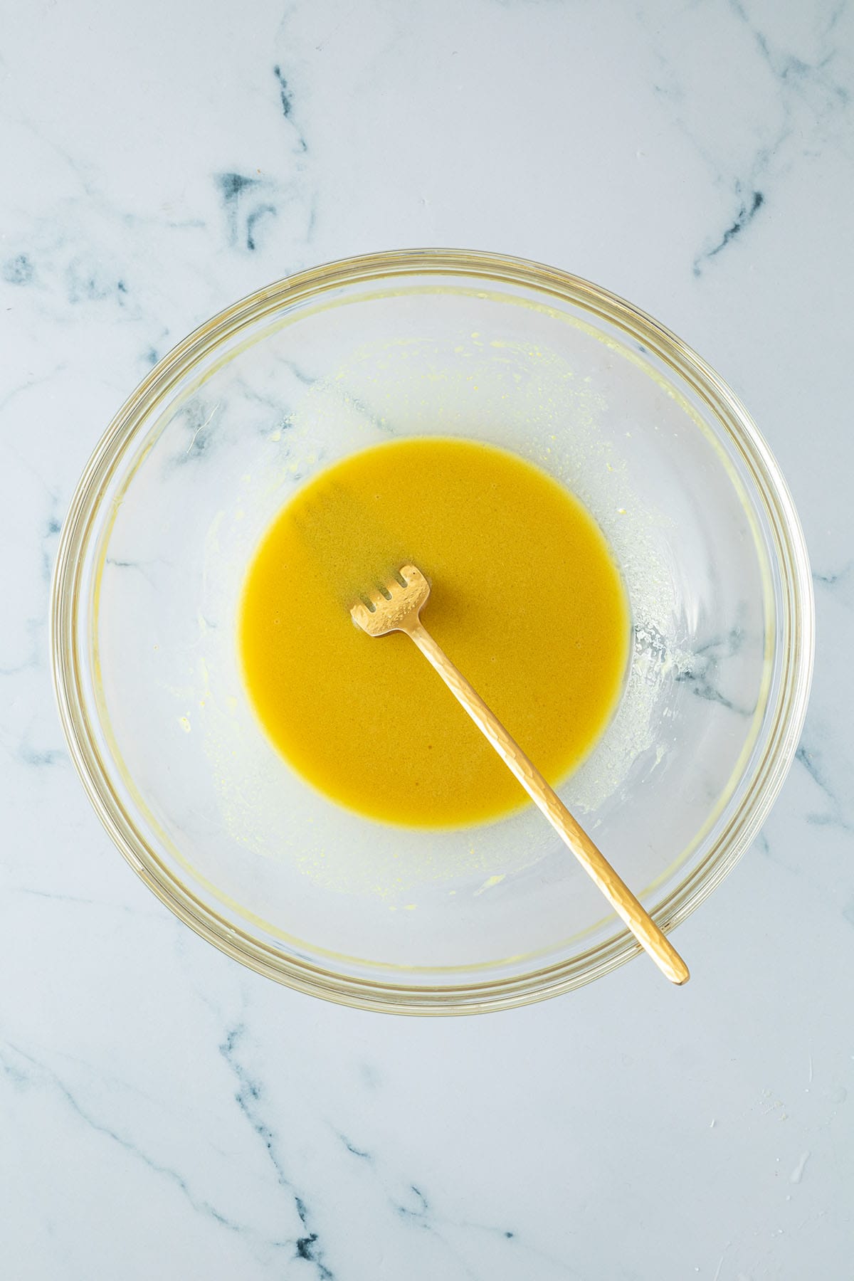 Eine große Salatschüssel mit dem Dressing für einen gemischten Salat.