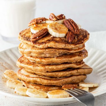 Ein Pancake-Stapel mit Banane und Nüssen.