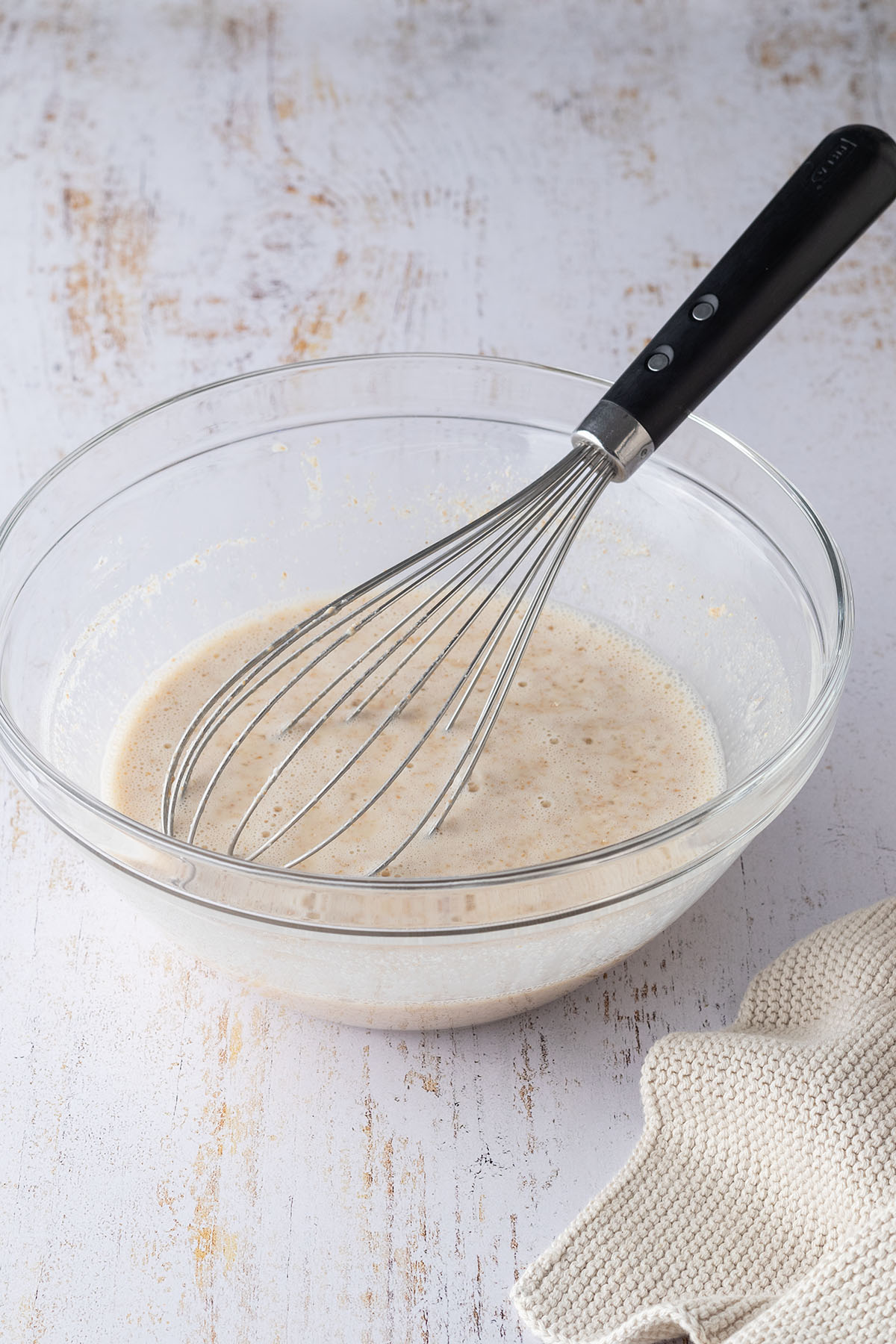 Ein relativ fl&uuml;ssiger Pfannkuchenteig in einer Glassch&uuml;ssel.