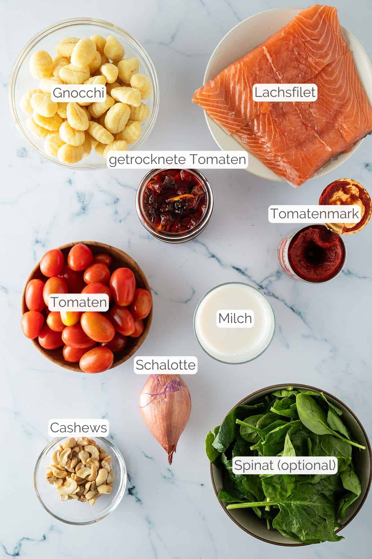 Alle Zutaten mit jeweiligen Textbeschriftungen, die f&uuml;r die Marry Me Gnocchi mit Lachs ben&ouml;tigt werden.