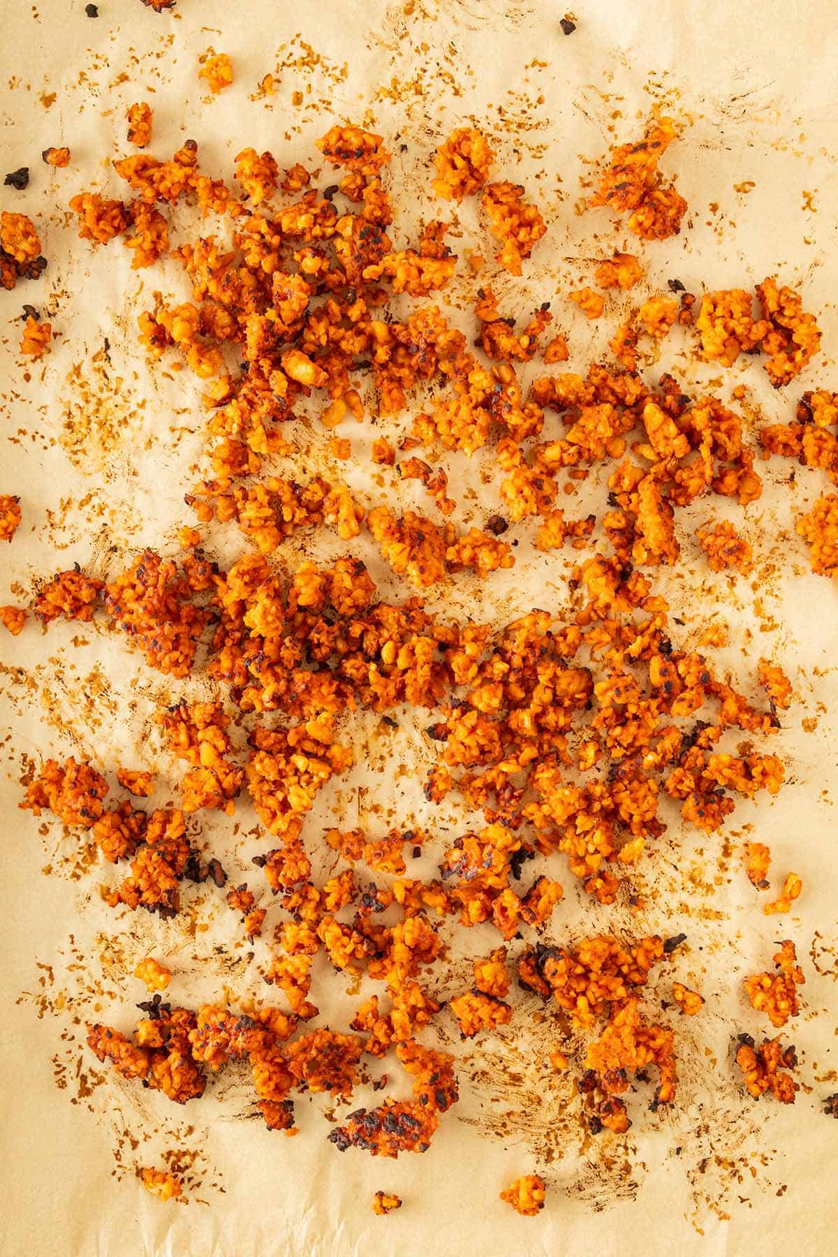 Knusprig gebackener Tempeh auf Backpapier.