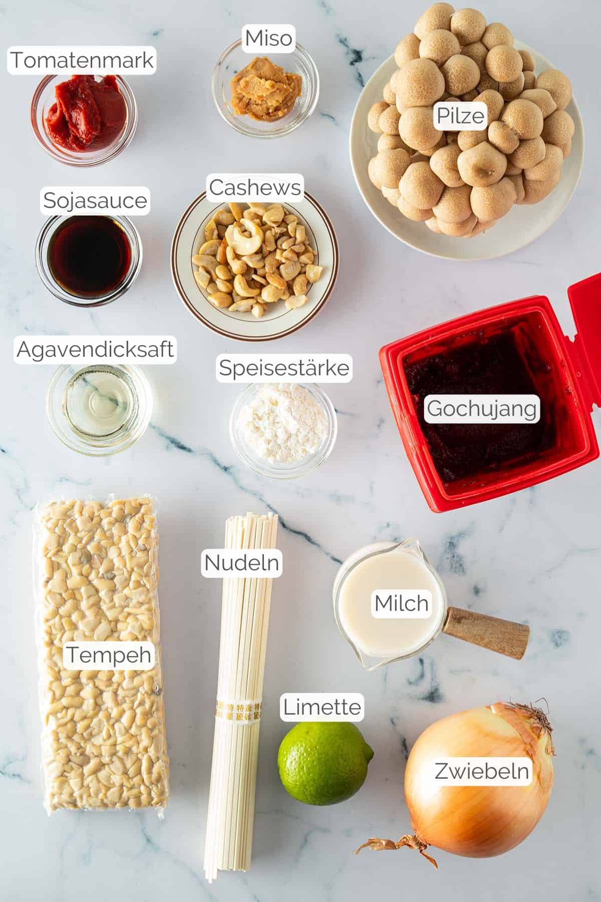 Alle Zutaten mit jeweiligen Textbeschriftungen, die f&uuml;r die Gochujang Pasta ben&ouml;tigt werden.