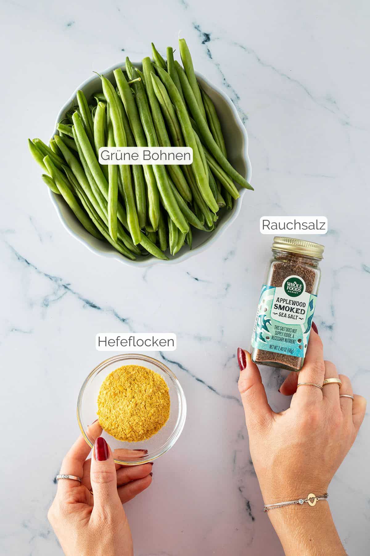 Alle Zutaten mit jeweiligen Textbeschriftungen, die für grüne Bohnen aus dem Airfryer benötigt werden.