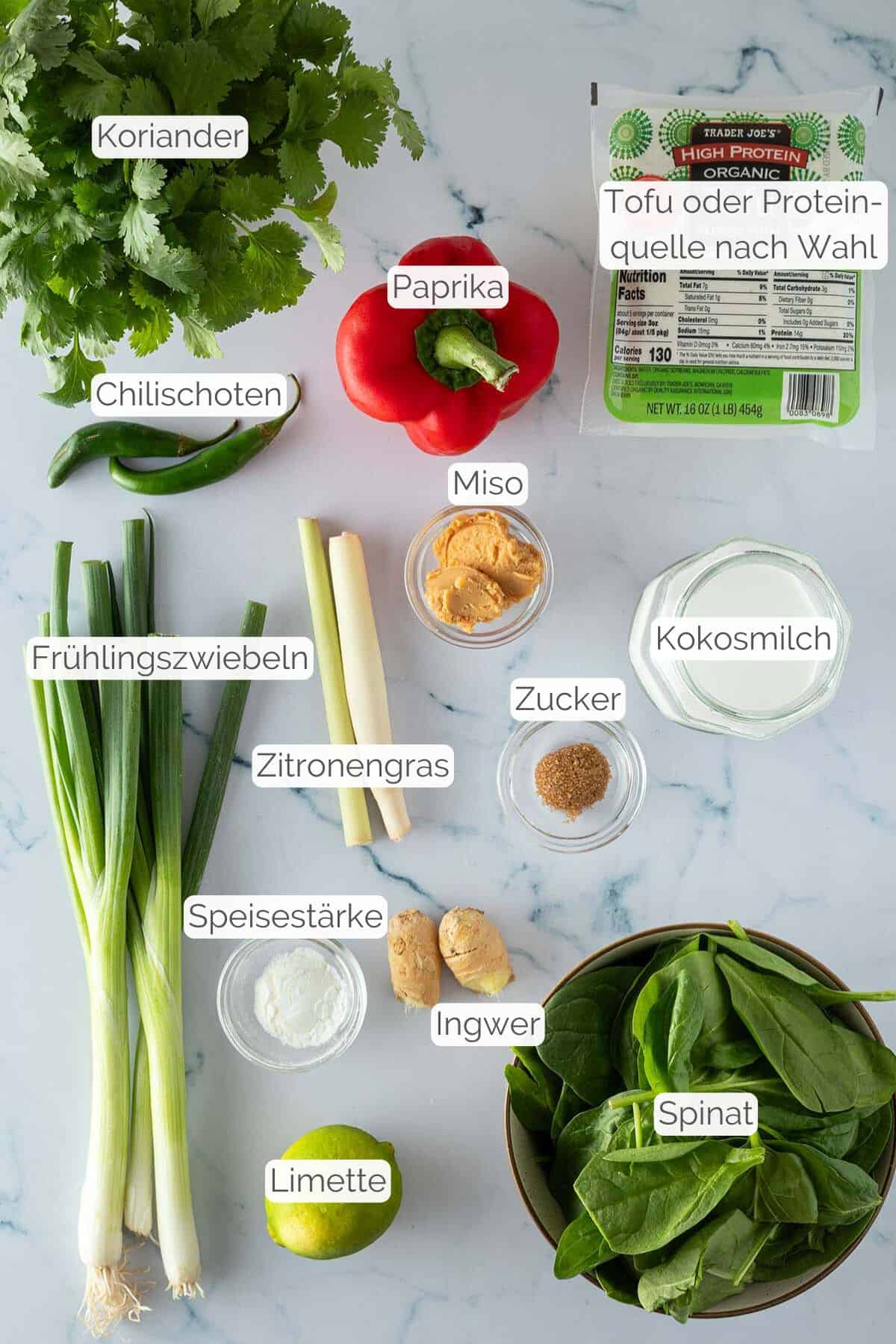 Alle Zutaten mit Textbeschriftungen, die f&uuml;r das gr&uuml;ne Thai Curry Rezept ben&ouml;tigt werden.