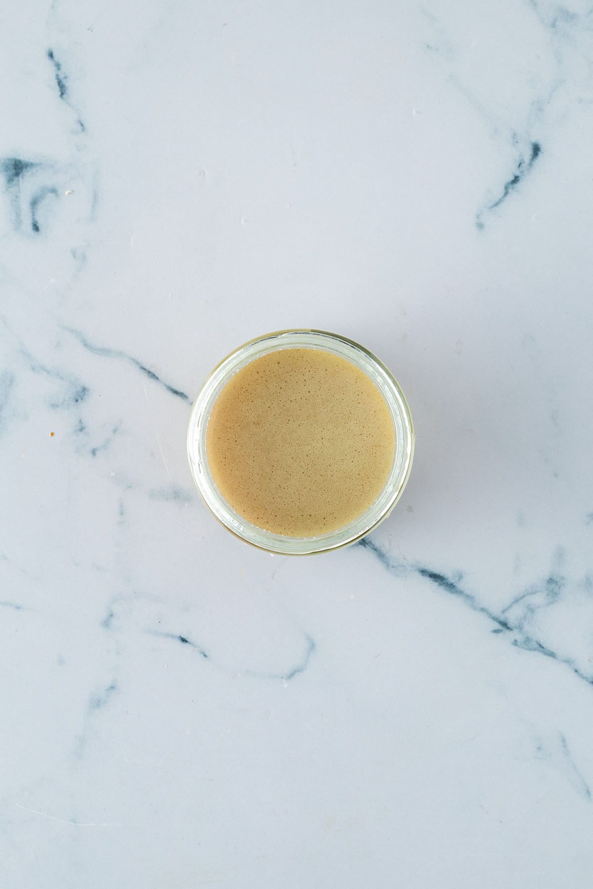 Dressing für den Wintersalat in einem Glas.