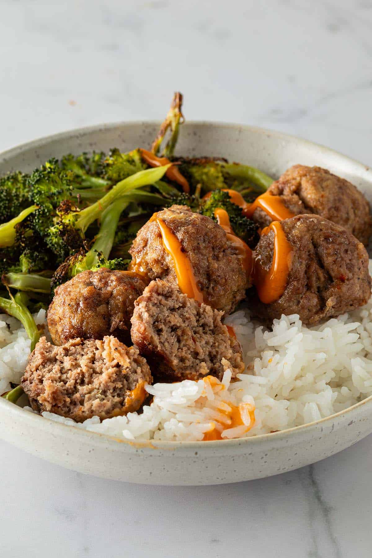 Bowl mit Reis, Brokkoli und saftigen Hackb&auml;llchen aus dem Ofen mit Sriracha Mayo.