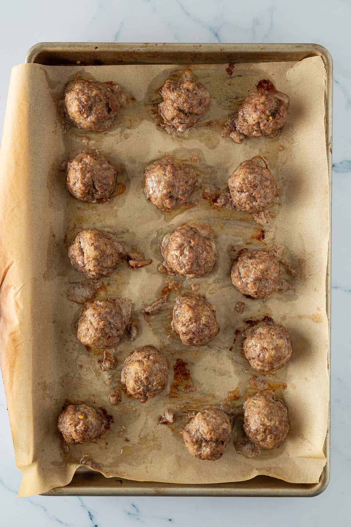 Im Ofen gebackene Hackb&auml;llchen auf einem Blech.