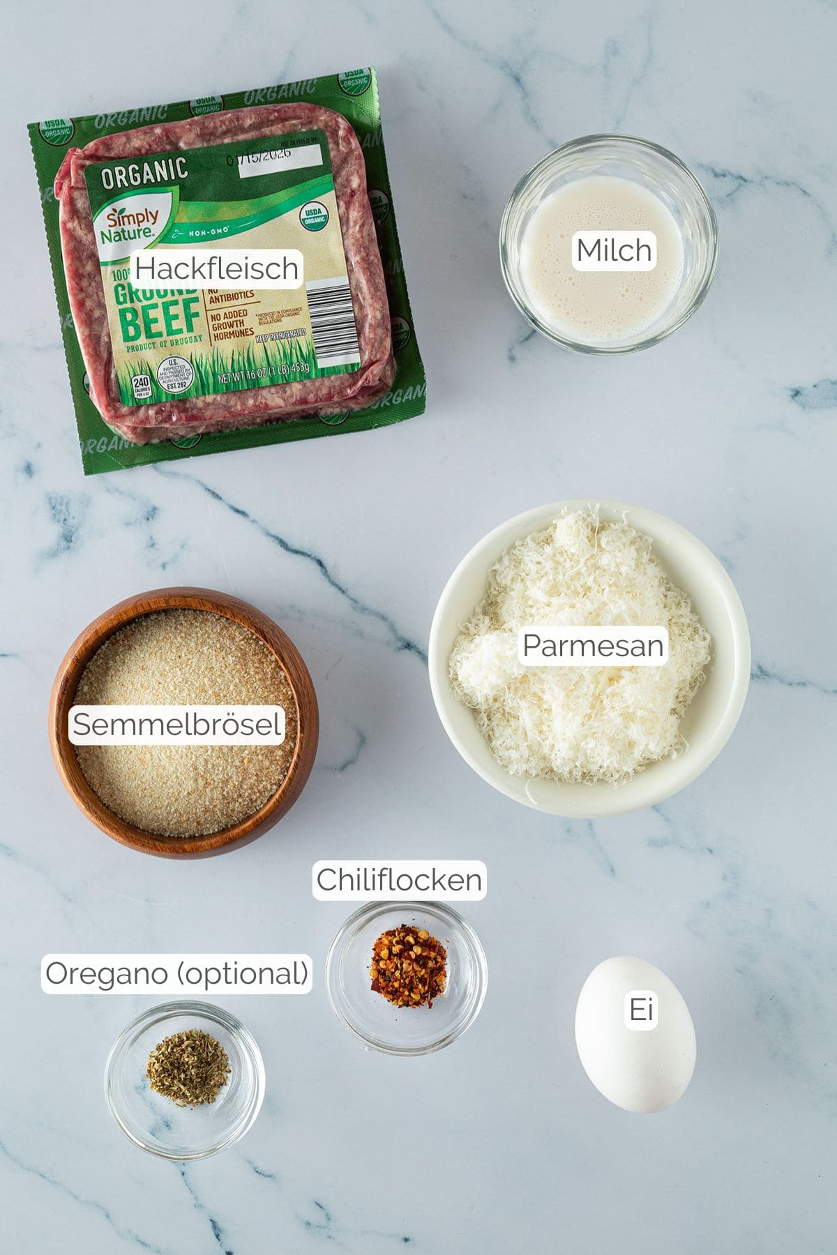 Alle Zutaten mit jeweiligen Textbeschriftungen, die f&uuml;r Hackb&auml;llchen aus dem Ofen ben&ouml;tigt werden.