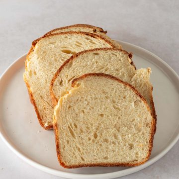Mehrere Scheiben Toastbrot auf einem Teller.