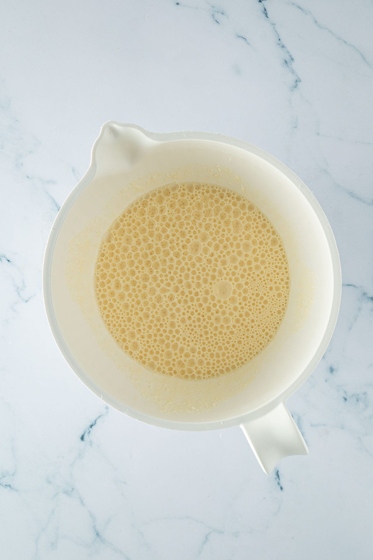 Mit Milch und Eiern p&uuml;rierter H&uuml;ttenk&auml;se in einer R&uuml;hsch&uuml;ssel.